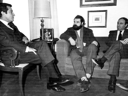 O presidente do Governo, Adolfo Suárez, com os representantes da Euskadiko Ezkerra Mario Onaindia (ao centro) e Juan María Bandrés (à direita) em Vitoria, durante sua visita ao ETA no dia 10 de dezembro de 1980.