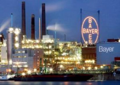 Foto de archivo del complejo industrial que la compañía química y farmacéutica alemana Bayer tiene en Leverkusen (Alemania).