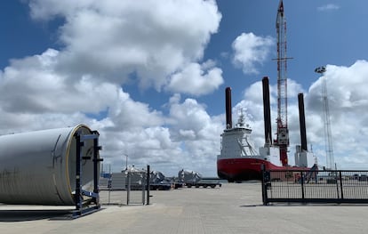 Un buque autoelevable, diseñado para poder transportar palas y turbinas eólicas, atracado en el puerto de Esbjerg (Dinamarca). A la izquierda, una de estas estructuras.