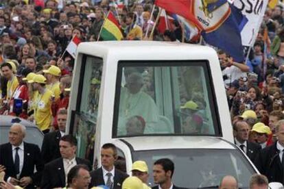 El Papa Benedicto XVI saluda desde el 'papamóvil' a cientos de miles de jóvenes que han asistido a la misa de clausura.