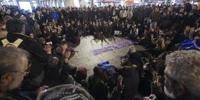 Un grupo personas se reunió ayer en asamblea en la Puerta del Sol.