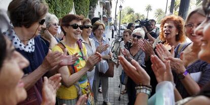 Decenas de mujeres se han concentrado esta mañana frente a la consejería de Bienestar Social contra el cierre del centro de Valencia.