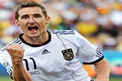 Klose celebra su tanto número 12, marcado a Inglaterra.