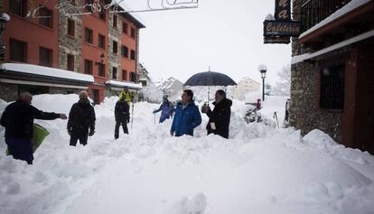 Residents of Benasque, in the Pyrenees, knee-deep in snow.