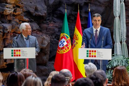 El presidente del Gobierno de España, Pedro Sánchez (d), y el primer ministro de la República Portuguesa, Antonio Costa, durante la 34 edición la Cumbre Hispano-Portuguesa, celebrada este miércoles en los Jameos del Agua (Lanzarote), un tubo volcánico transformado por el artista César Manrique (1919-1992) en un auditorio y en uno de los centros turísticos de referencia en la isla.