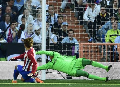 Antoine Griezmann (izquierda) marca el gol del empate.