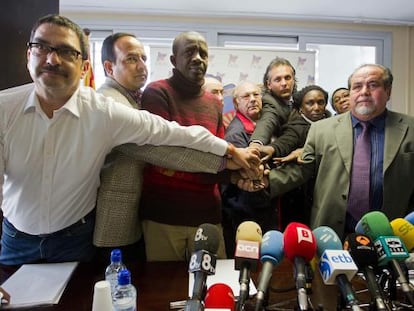 La comparecencia de representantes de vecinos y de asociaciones de gitanos y senegaleses.