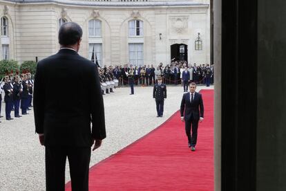 El presidente saliente, François Hollande, que se reunió con Macron durante más de una hora para el traspaso de poderes oficial, salió del Elíseo bajo los aplausos del personal y del nuevo presidente, que le acompañó hasta su automóvil. "¡Buena suerte!", le susurró Hollande a Macron, quien fue su exconsejero y exministro de Economía.