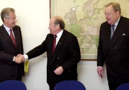 Mario Monti, comisario de la Competencia, junto a Blatter y Johansson, en una reunión.