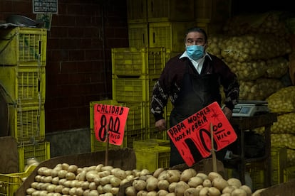 Un hombre vende patatas en noviembre en la Central de Abastos de Ciudad de México.