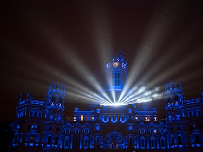 Fachada del Palacio de Cibeles iluminada la noche del viernes dentro del festival LuzMadrid.