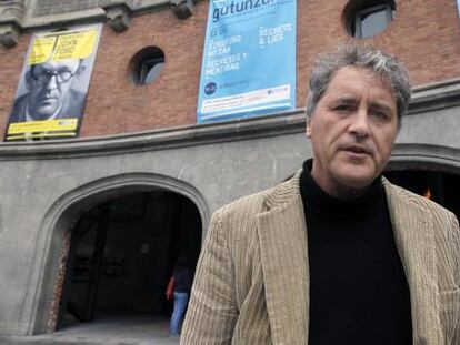 Manuel Rivas, ayer en el exterior de la Alhóndiga, sede del V Festival Internacional de las Letras.