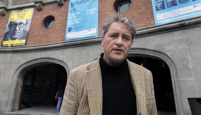Manuel Rivas, ayer en el exterior de la Alhóndiga, sede del V Festival Internacional de las Letras.