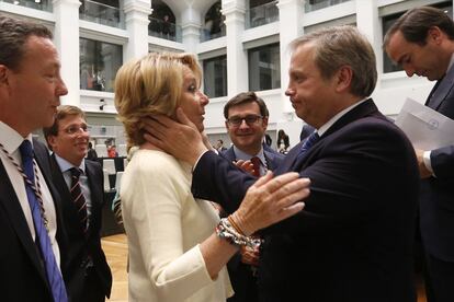 Antonio Miguel Carmona saluda a Esperanza Aguirre al llegar al Pleno del Ayuntamiento de Madrid