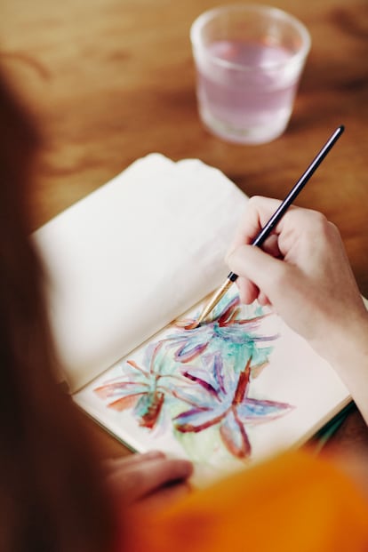 “Me gustan todos los colores, excepto el marrón, y con el verde tengo una pasión inconsciente desde que nací”, explica la arquitecta. En la imagen, Francesca Heathcote Sapey está dibujando.