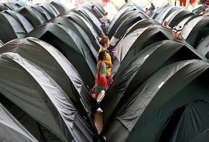 Una mujer camina con su hija en un refugio para quienes han perdido su hogar tras las inundaciones causadas por las fuertes lluvias en Mocoa, (Colombia). En estos albergues se han instalado puestos de salud y se han entregado 2.000 paquetes de comida, 2.000 equipos de cocina, 2.300 de aseo, y miles de mantas y colchonetas para pasar las noche.