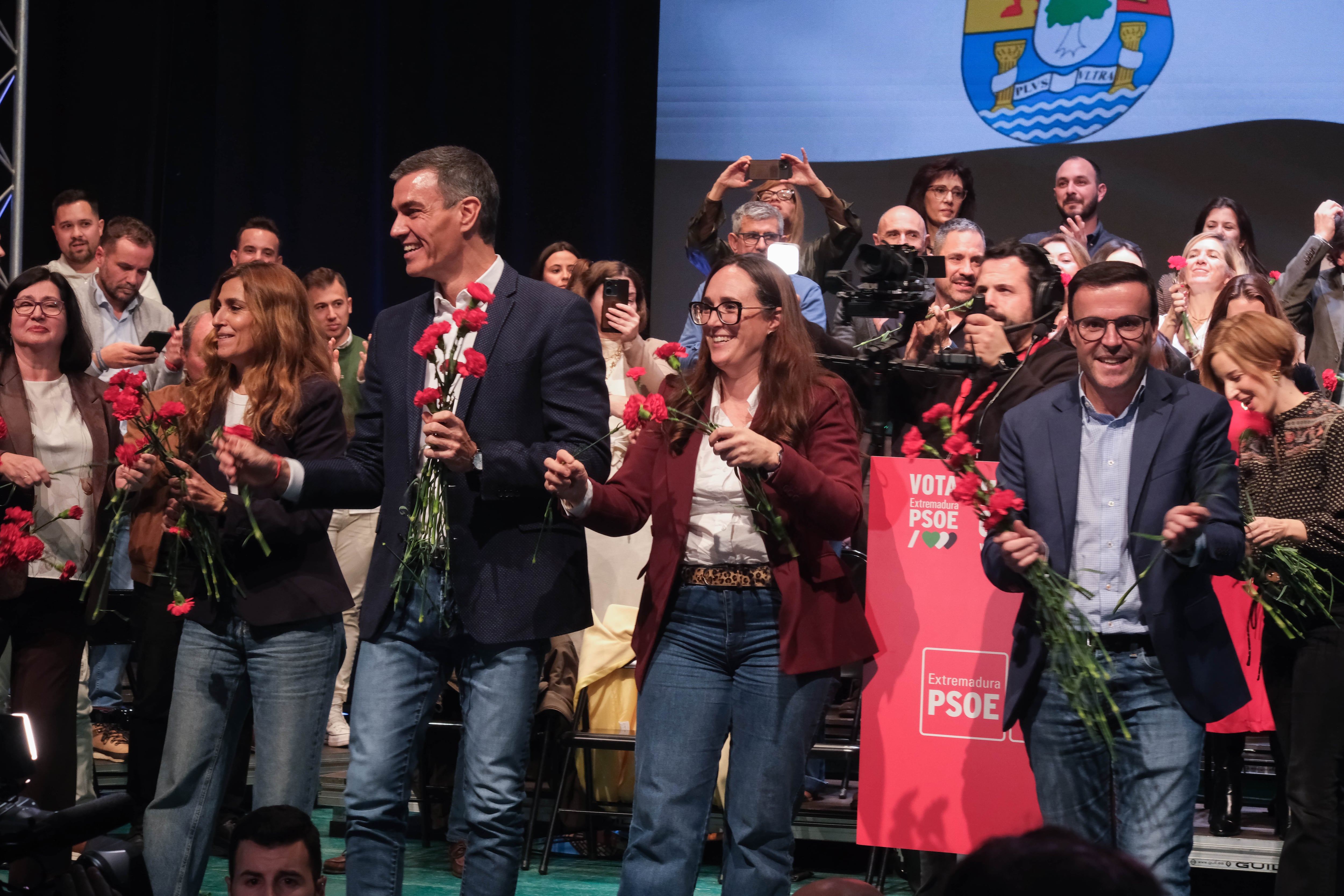 El presidente del Gobierno, Pedro Sánchez, y el candidato del PSOE, Miguel Ángel Gallardo, en el último mitin de campaña celebrado en Villanueva de la Serna este viernes.