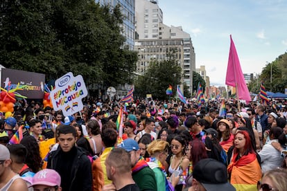 Vista general del evento por el orgullo LGBTIQ+ sobre la carrera séptima de Bogotá, el 3 de julio de 2022.