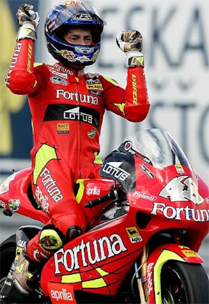 Jorge Lorenzo celebra su victoria en 250cc.