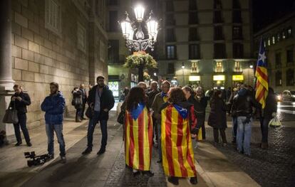 Ciudadanos, ayer a las puertas del Palau de la Generalitat durante la reunión de Mas y Junqueras