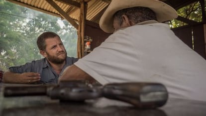 David Beriain habla con uno de los participantes en la serie documental.