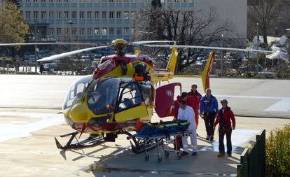 Micheal Schumacher es trasladado en helicóptero al hospital de Grenoble en enero de 2014.