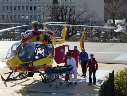 Micheal Schumacher es trasladado en helicóptero al hospital de Grenoble en enero de 2014.