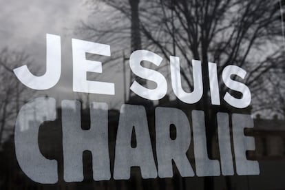 'Je Suis Charlie' (Eu sou Charlie, em português),é o lema que percorre o mundo após o semanário satírico 'Charlie Hebdo' sofrer um ataque terrorista.