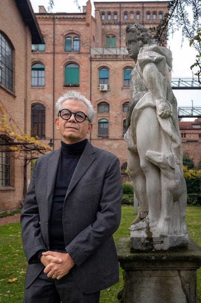 Alberto Torsello, director artístico de Fortuny, en el jardín de la fábrica.