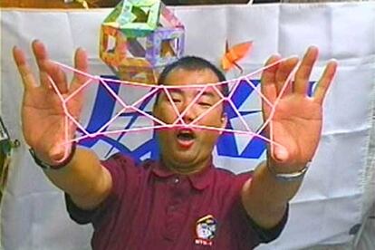 El astronauta japonés Soichi Noguchi juega en el <i>Discovery</i> antes de iniciar la maniobra de aterrizaje.