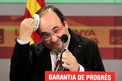 El portavoz del PSC, Miquel Iceta, se limpia después de que un hombre le haya lanzado un huevo cuando valoraba ante los medios el sondeo a pie de urna de TV3