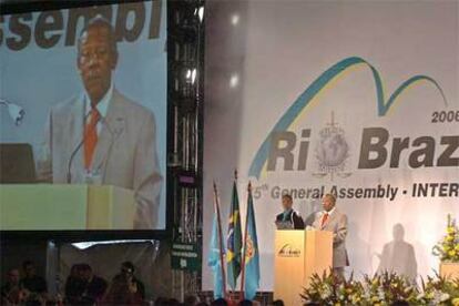 El presidente de Interpol, Jackie Selebi, habla a los participantes de la asamblea que se celebra en Río