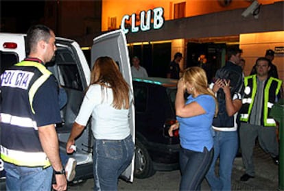 Agentes de la policía detienen a varias mujeres en el bar de alterne Saratoga en Castelldefels (Barcelona).