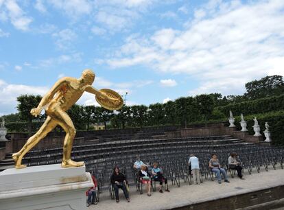 Escondido entre los parterres de Herrenhausen se encuentra el anfiteatro. El escenario es un paseo ancho y largo flanqueado por estatuas doradas. Los reyes se sentaban a ambos lados del proscenio mirando al público para saber si el espectáculo estaba gustando o no. El lugar se sigue usando para presentar obras de teatro y conciertos al aire libre.