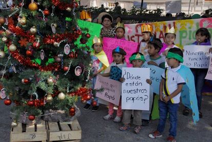 Niños mexicanos en una protesta por sus familiares desaparecidos este enero.