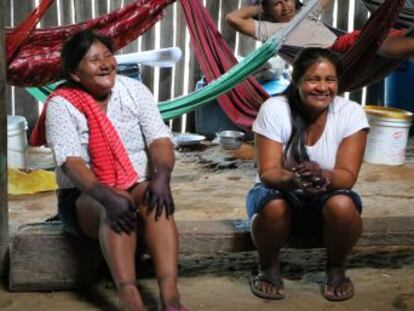 Mujeres indígenas en la Amazonía colombiana fortalecen su papel dentro la comunidad a través de la conservación ambiental.