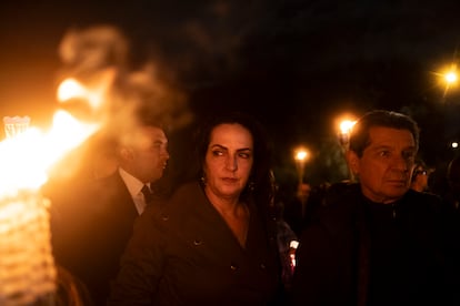 La senadora María Fernanda Cabal y su esposo José Félix Lafaurie en el plantón de antorchas de la oposición, el 2 de octubre en Bogotá.