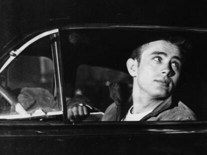 James Dean, sentado en un coche. No es el Porsche en el que falleció, sino una escena de la película 'Rebelde sin causa', estrenada ya tras su muerte en 1955.