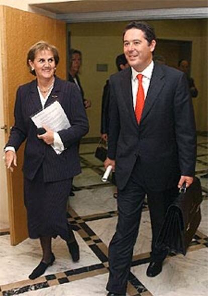 José María Michavila, con la consejera catalana de Justicia, Nuria de Gispert.