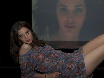 Sonja Kinski, delante <i>de Goner,</i> el vídeo de Aïda Ruiloba que ella protagoniza;
