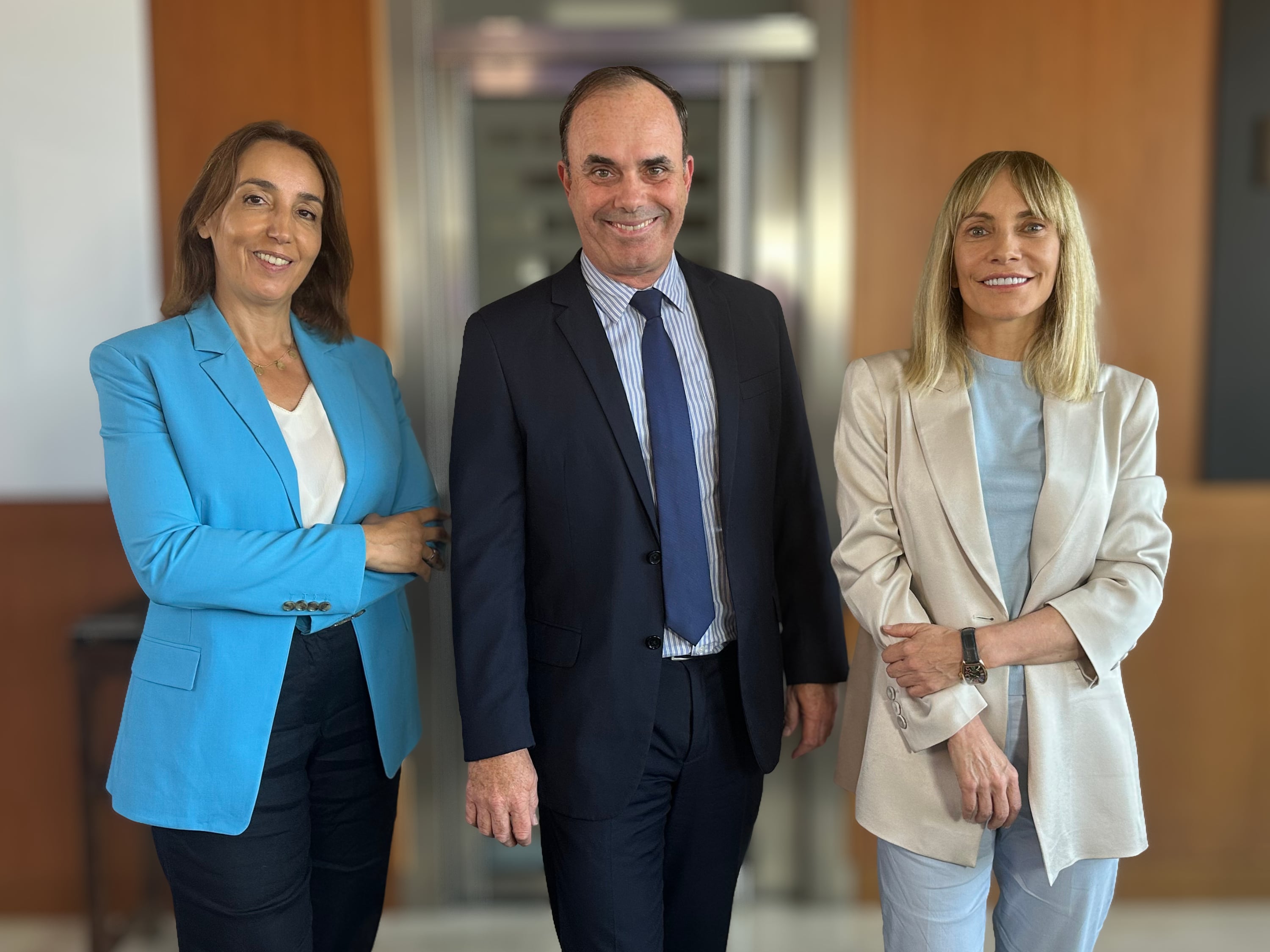 De izquierda a derecha: Clara Pombo, Global Head of Regulatory Affairs de ClarkeModet, Claudio Castanheira, Regional Managing Director Brazil de ClarkeModet, y María Garaña, CEO Global de ClarkeModet.