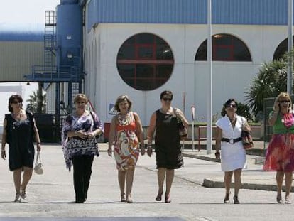 Extrabajadoras de Altadis, a la salida de la f&aacute;brica de C&aacute;diz en una imagen de archivo.