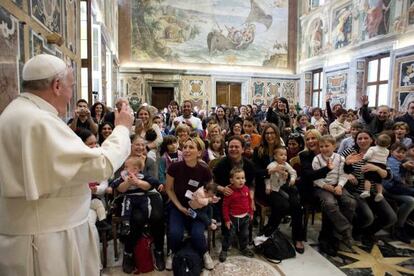 O Papa Francisco chega a uma reunião com um grupo antiaborto.