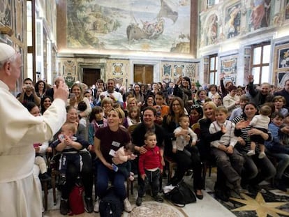 O Papa Francisco chega a uma reunião com um grupo antiaborto.