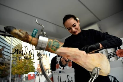 Los deshuesadores de jamón están entre los profesionales más buscados. En la foto, la cortadora Raquel Acosta.  