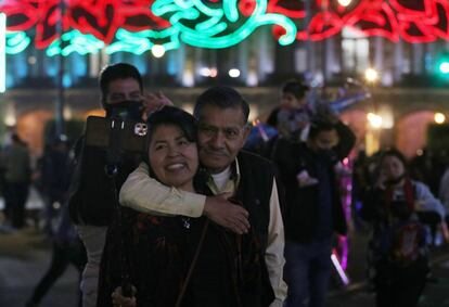 Una pareja visita la verbena navideña del Zócalo el 29 de diciembre.