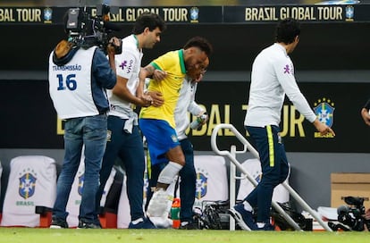 Neymar deixa o campo machucado durante o amistoso Brasil x Catar, nesta quarta-feira. /