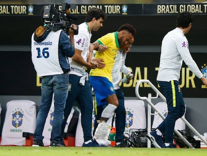 Neymar deixa o campo machucado durante o amistoso Brasil x Catar, nesta quarta-feira. /