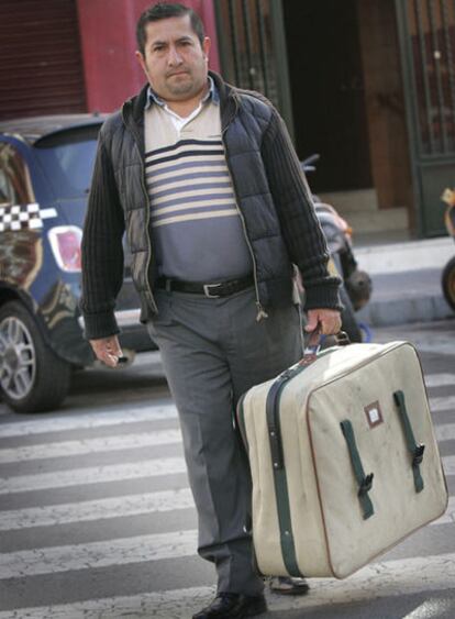 Fernando Alfonso Sánchez, fotografiado ayer en Alicante, tiene la maleta preparada para marcharse.