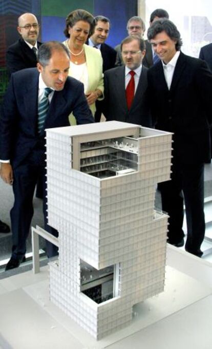 El expresidente Francisco Camps, en la presentación de la maqueta de la Torre de la Música, en 2007.